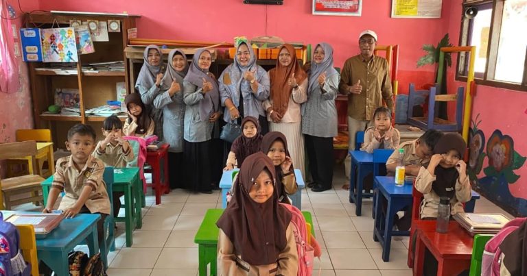 Ungfy Pitriyani Salurkan Bantuan Meja dan Kursi untuk PAUD Al Istiqomah