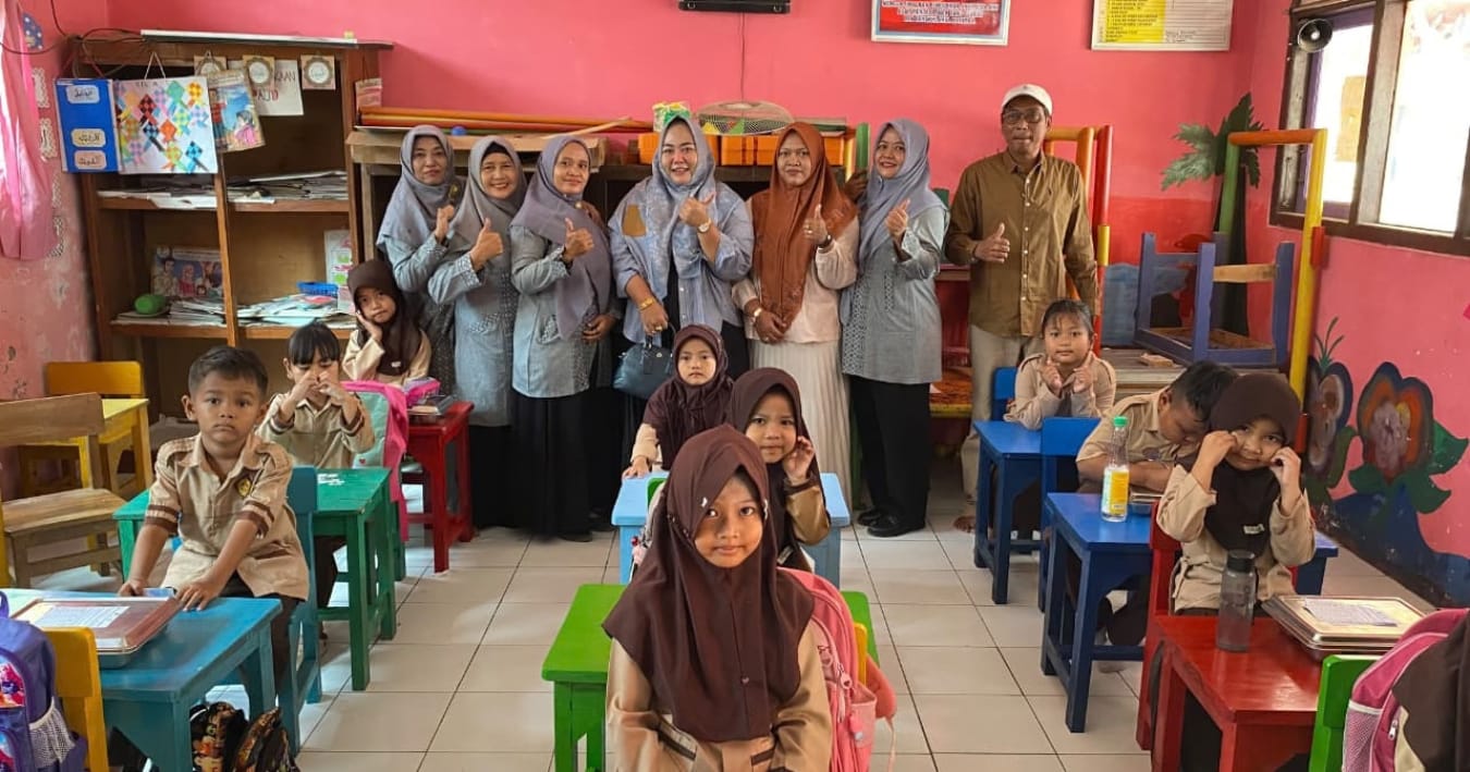Ungfy Pitriyani Salurkan Bantuan Meja dan Kursi untuk PAUD Al Istiqomah